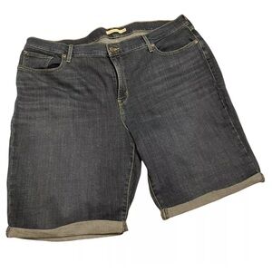 LEVIS’s Classic Bermuda Jean Shorts Womens Size 24W Med Wash Chic Bottoms